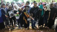 Pemakaman pramugara AirAsia diiringi isak tangis keluarga. (Liputan6.com/Reza Kuncoro)
