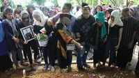 Istri Pramugara AirAsia Tak Kuasa Ikuti Prosesi Pemakaman Suami