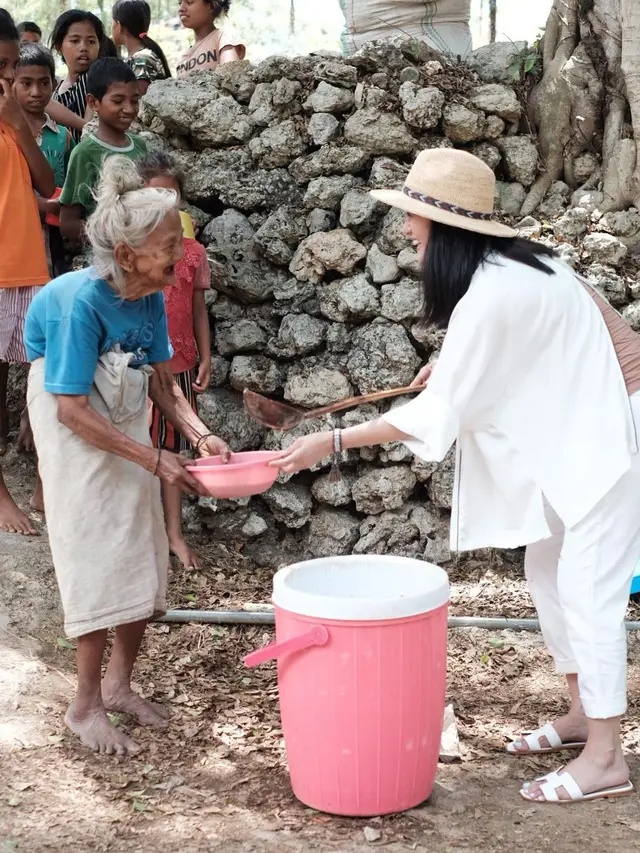 7 Potret Liburan Ririn Ekawati di Sumba, Bagi Vitamin Untuk Warga Setempat