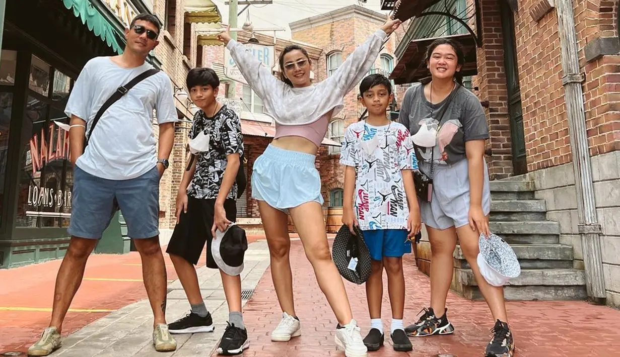 Selanjutnya, destinasi yang tidak boleh dilewatkan saat mengunjungi Singapura adalah Universal Studio. Keseruan pun dipamerkan saat berada di sana. Mereka tampak ceria dalam setiap potretnya. Terutama pose Hesti yang mencuri perhatian. Gaya host Tonight Show ini memang selalu energik. (Liputan6.com/IG/@edoborne)