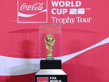 Trofi original Piala Dunia terpajang saat gelaran FIFA World Cup Trophy Tour by Coca-Cola di Jakarta International Convention Center (JICC), Senayan, Jakarta, Kamis (22/1/2026). Mulai hari ini, Kamis 22 Januari 2026, penggemar sepak bola Indonesia berkesempatan melihat langsung trofi asli Piala Dunia. (Bola.com/Abdul Aziz)