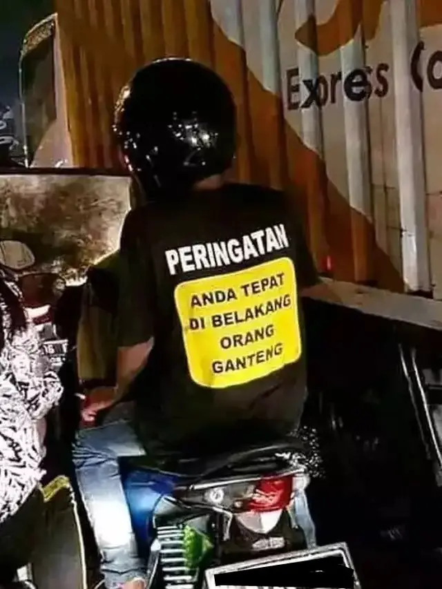 10 Outfit Nyeleneh Pengendara Motor di Jalan, Punya Tulisan Lucu Hingga Mirip Karakter Anime