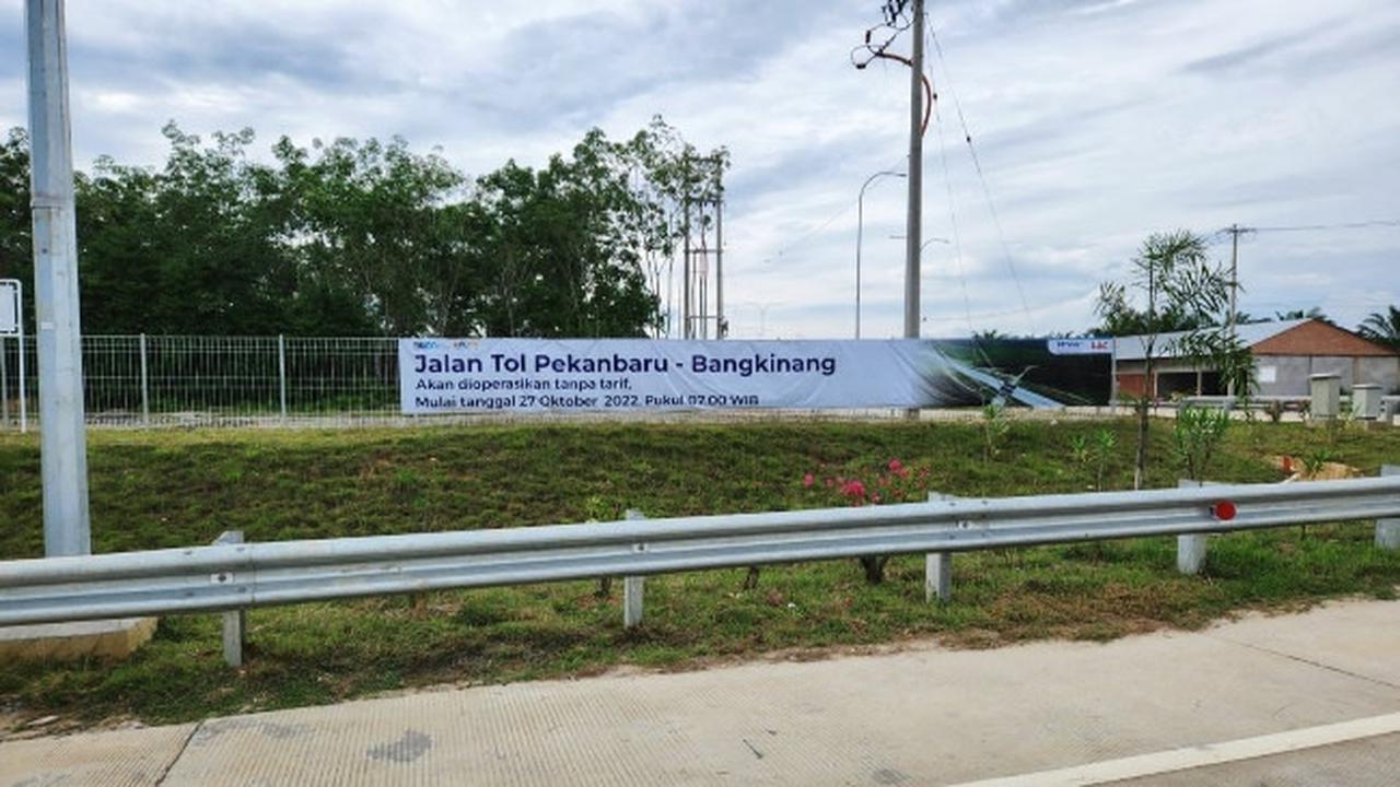 Spanduk pemberitahuan Tol Pekanbaru-Bangkinang yang akan beroperasi pada 27 Oktober 2022.