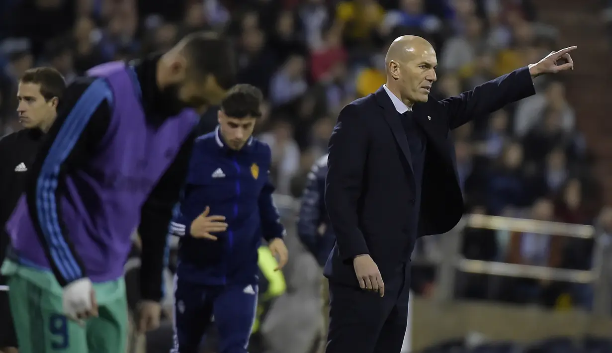 Pelatih Real Madrid, Zinedine Zidane menginstruksikan pemainnya saat bertanding melawan Real Zaragoza pada pertandingan Copa del Rey di stadion La Romareda di Zaragoza (29/1/2020). Real Madrid melaju mantap ke perempatfinal Copa del Rey setelah mengalahkan Zaragoza 4-0. (AFP Photo/Jose Jordan)