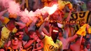 Supporter Dortmund menyalakan flare saat menghadapi Frankfurt pada laga final DFB Pokal di Stadion Olympic, Berlin, Sabtu (27/5/2017). Dortmund menang 2-1 atas Frankfurt. (EPA/Friedemann Vogel))