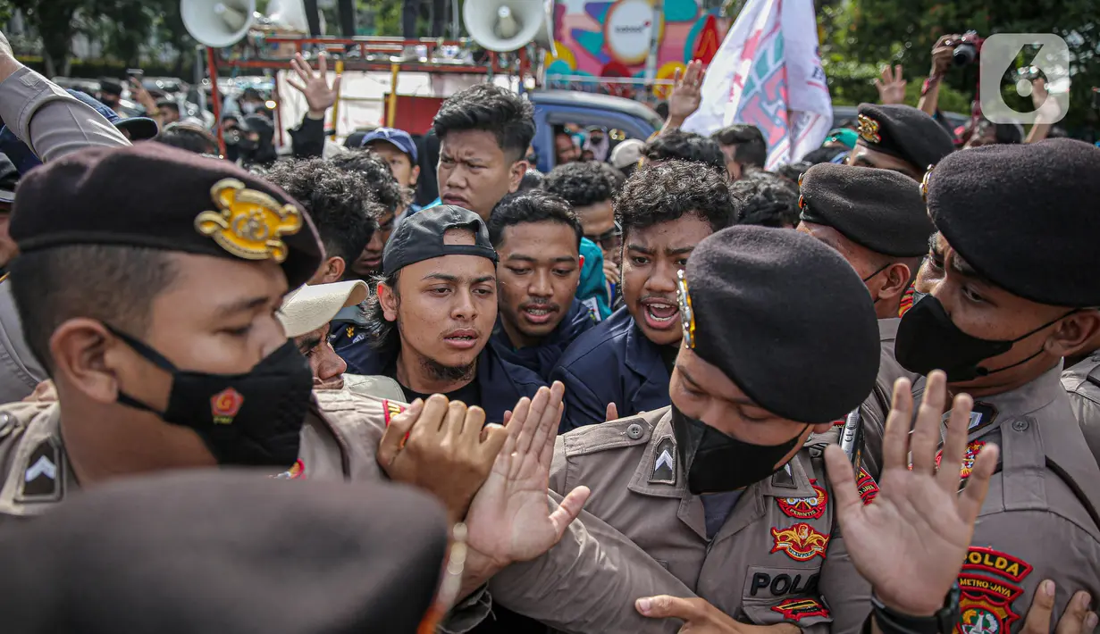 Massa aksi dari BEM Seluruh Indonesia (BEM SI) terlibat saling dorong dengan aparat saat aksi di kawasan Patung Kuda, Jakarta, Jumat (28/10/2022). Dalam aksinya mereka menuntut penolakan kenaikan harga BBM hingga penyelesaian pelanggaran HAM masa lalu. (Liputan6.com/Faizal Fanani)