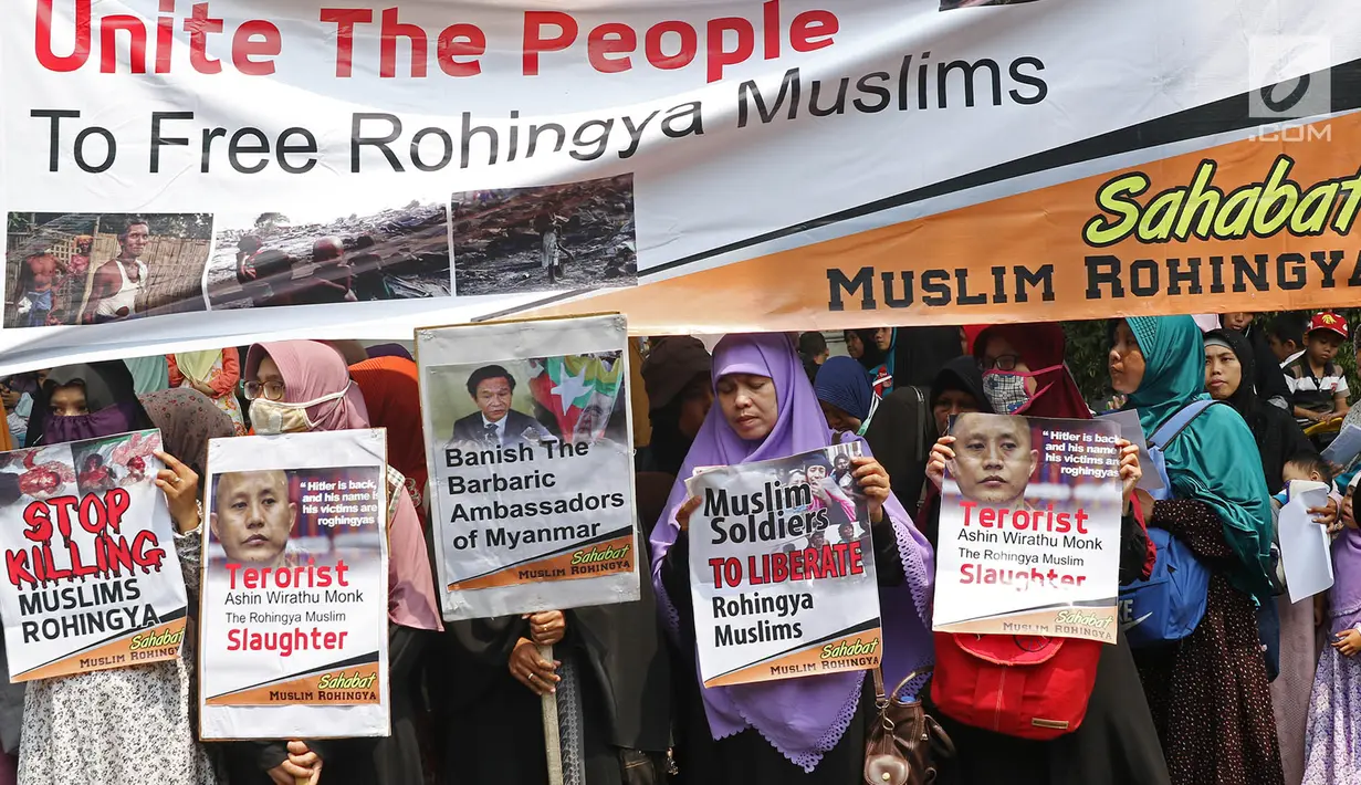 Massa Sahabat Muslim Rohingya berdiri di bawah spanduk dalam unjuk rasa di depan Kedubes Myanmar, Jakarta Pusat, Senin (4/9). Mereka juga membawa poster berisi pesan pembelaan terhadap Muslim Rohingya di Rakhine. (Liputan6.com/Immanuel Antonius)