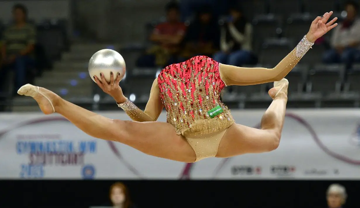 Peseam Rusia, Margerita Mamun, beraksi dengan bola dalam Kejuaraan Dunia Senam Ritmik 2015 di Stuttgart, Jerman. Senin (7/9/2015). (AFP Photo/Thomas Kienzle)
