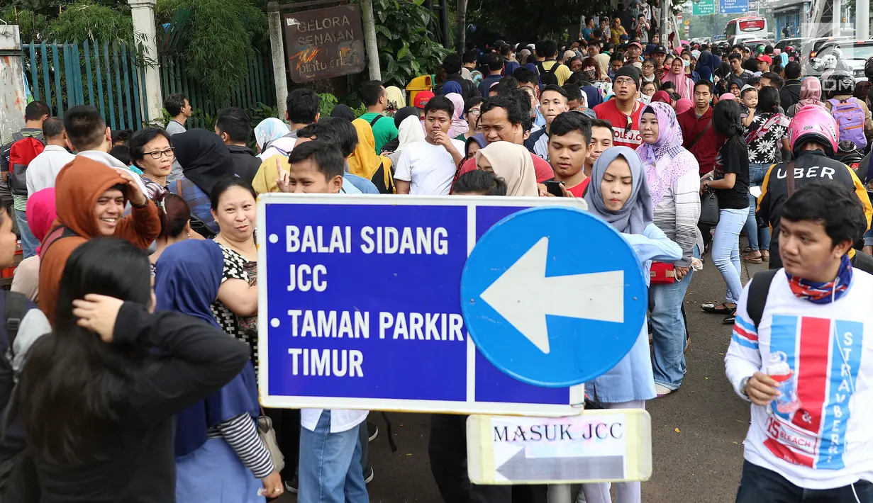 Antrean pengunjung untuk memasuki KAI Travel Fair 2017  mengular hingga ke jalan raya di lokasi acara, JCC Senayan, Jakarta, Sabtu (29/7). Mereka mengantre tiket kereta api diskon yang diselenggarakan oleh PT KAI. (Liputan6.com/Angga Yuniar)