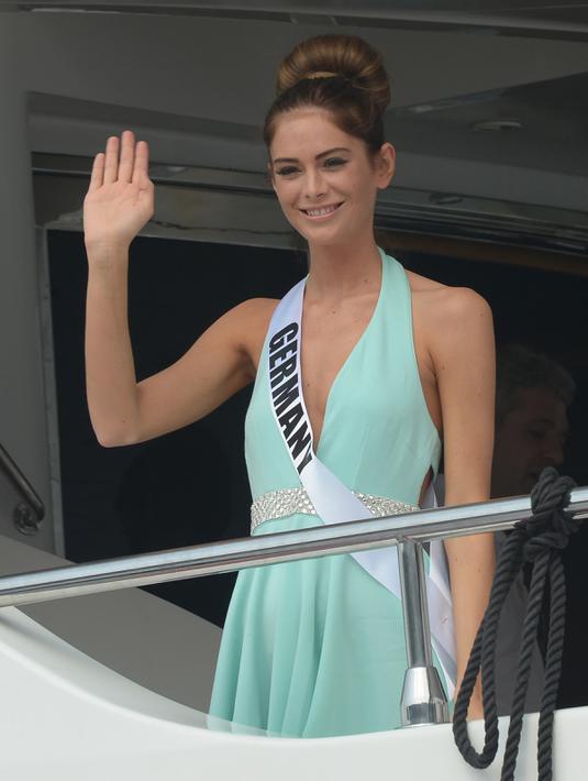 Kontestan asal Jerman, Johanna Acs tersenyum sambil menyapa awak media saat berada di atas kapal pesiar saat bertamasya ke sebuah resor wisata pantai di Manila, Filipina (19/1). (AFP Photo/Ted Aljibe)