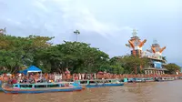 Wisata Susur Sungai Martapura menggunakan kelotok jadi alternatif di Kota Banjarmasin, salah satu layanan dengan tujuan Kampung Hijau, Kota Banjarmasin Kalimantan Selatan. Liputan6.com/Aslam Mahfuz
