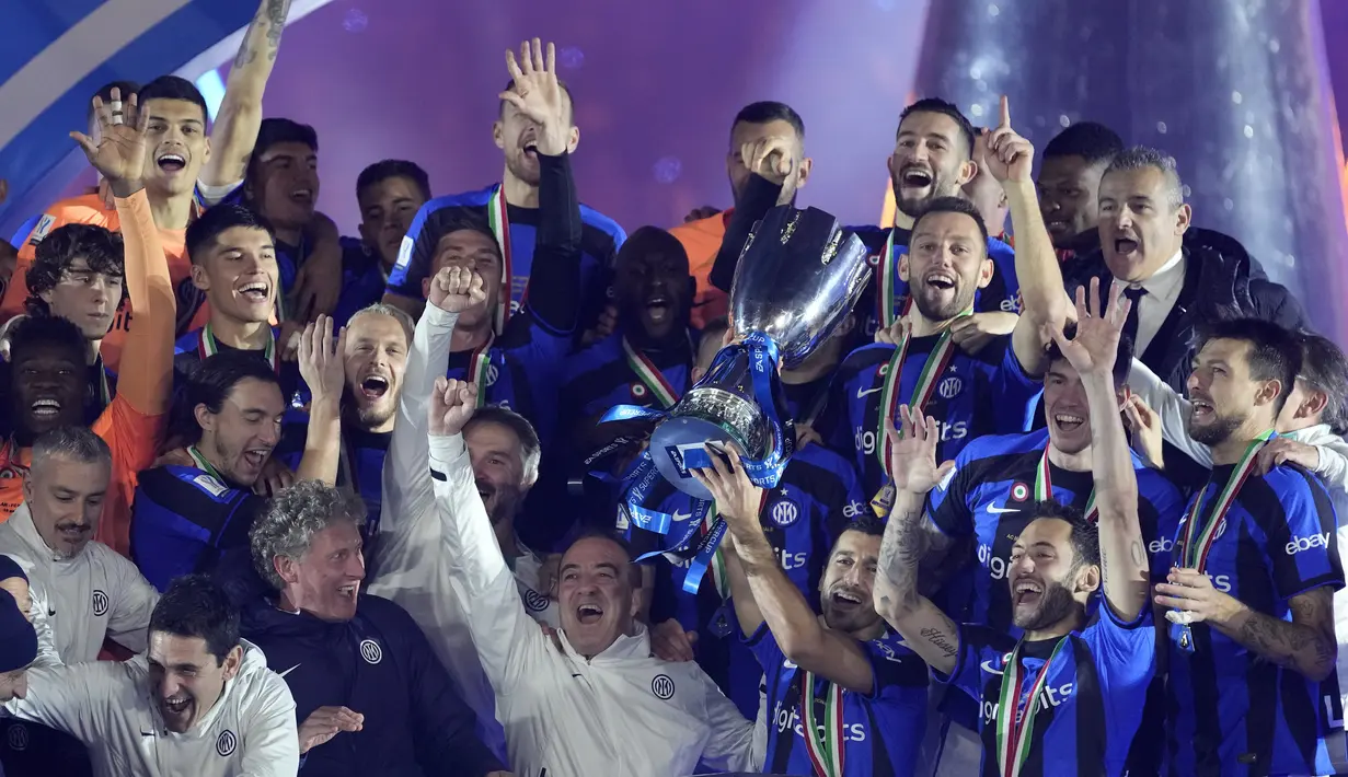 Para pemain Inter Milan melakukan selebrasi setelah memenangkan gelar juara Piala Super Italia dalam final melawan AC Milan di King Fahd International Stadium, Kamis (19/1/2023) dini hari WIB. Inter sukses mempertahankan gelar Piala Super Italia, yang tahun sebelumnya juga juara usai menaklukkan Juventus. (AP Photo/Hussein Malla)