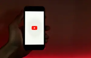 Komdigi Desak YouTube Perketat Pembatasan Usia Soal Iklan Vape
