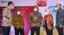 Direktur Utama PT Dayamitra Telekomunikasi Tbk (tengah) bersama jajaran Direksi berbincang usai penawaran umum perdana (Initial Public Offering/IPO) PT Dayamitra Telekomunikasi Tbk atau Mitratel sebanyak 29,85% saham kepada publik di Jakarta, Selasa (26/10/2021) (Liputan6.com/Fery Pradolo)