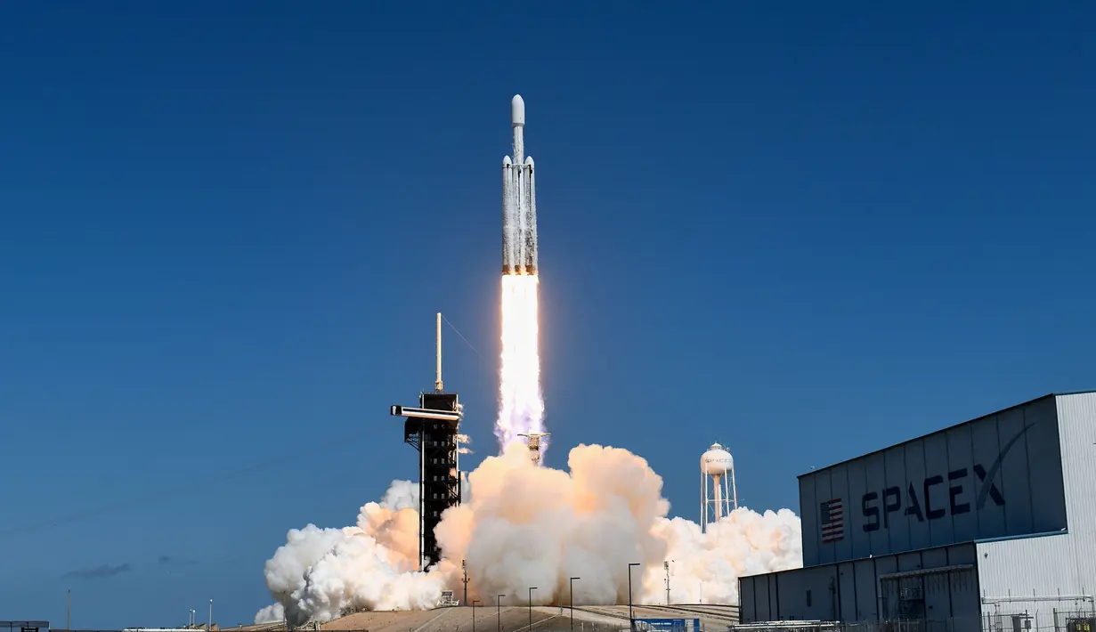 Roket SpaceX Falcon Heavy dengan pesawat antariksa Europa Clipper di dalamnya meluncur dari Kompleks Peluncuran 39A di Pusat Antariksa Kennedy NASA di Cape Canaveral pada 14 Oktober 2024. (CHANDAN KHANNA/AFP)