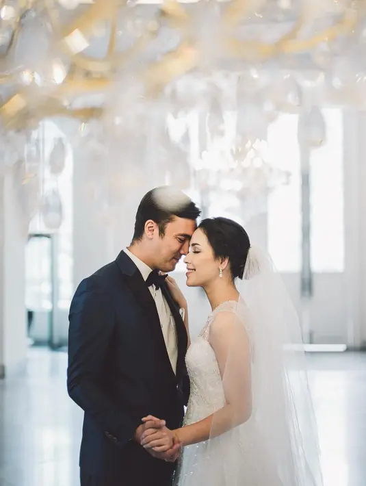 Wedding gown pilihan Lady Nayoan memiliki detail heart shape di bagian dada dengan outer transparan yang membalutnya. [Foto: Instagram/byantonius]