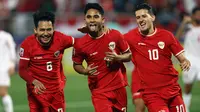 Selebrasi pemain Timnas Indonesia U-23, Marselino Ferdinan (tengah) bersama Witan Sulaeman (kiri) dan Justin Hubner setelah mencetak gol pertama ke gawang Yordania U-23 lewat eksekusi penalti pada laga ketiga Grup A Piala Asia U-23 2024 di Abdullah bin Khalifa Stadium, Doha, Qatar, Minggu (21/4/2024). (AFP/Karim Jaafar)