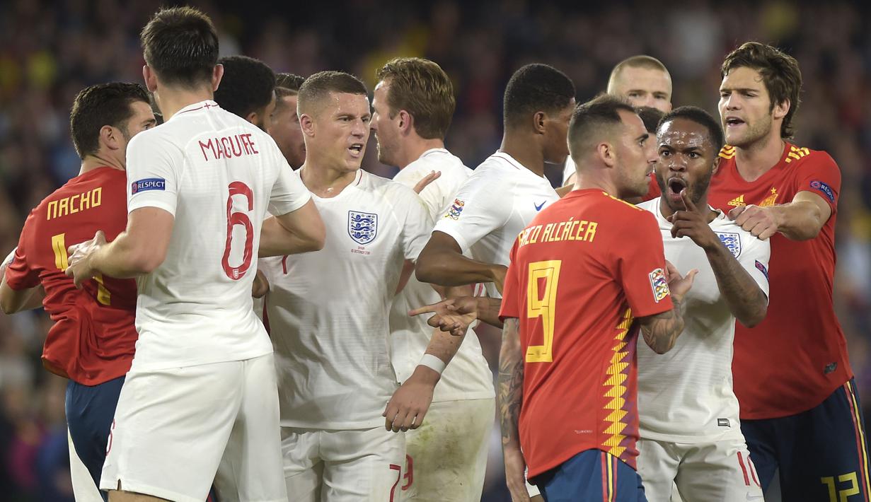 Para pemain Inggris bersitegang dengan pemain Spanyol pada laga UEFA Nations League di Stadion Benito Villamarin, Sevilla, Senin (15/10). Spanyol kalah 2-3 dari Inggris. (AFP/Jorge Guerrero)