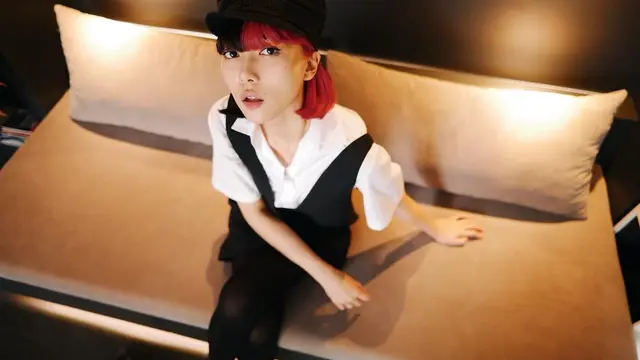 Gaya Keren Isyana Sarasvati dengan Rambut Setengah Merah Layaknya Penyanyi Rock Kekinian