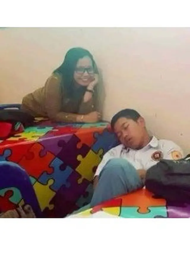 6 Potret Selfei Guru Saat Pergoki Muridnya Tidur di Kelas Ini Bikin Tepuk Jidat