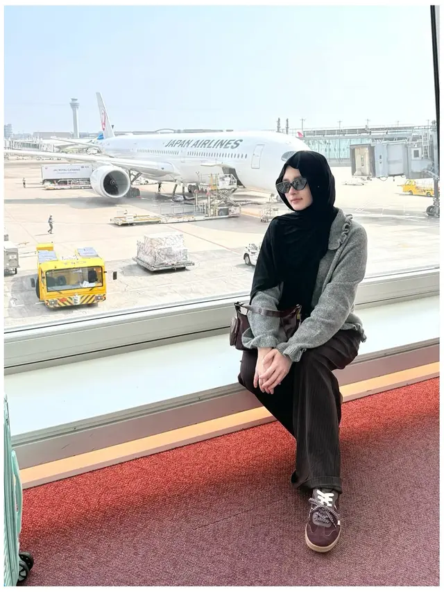 6 Gaya Inara Rusli Liburan di Jepang, Tampil Modis dengan Warna Pastel
