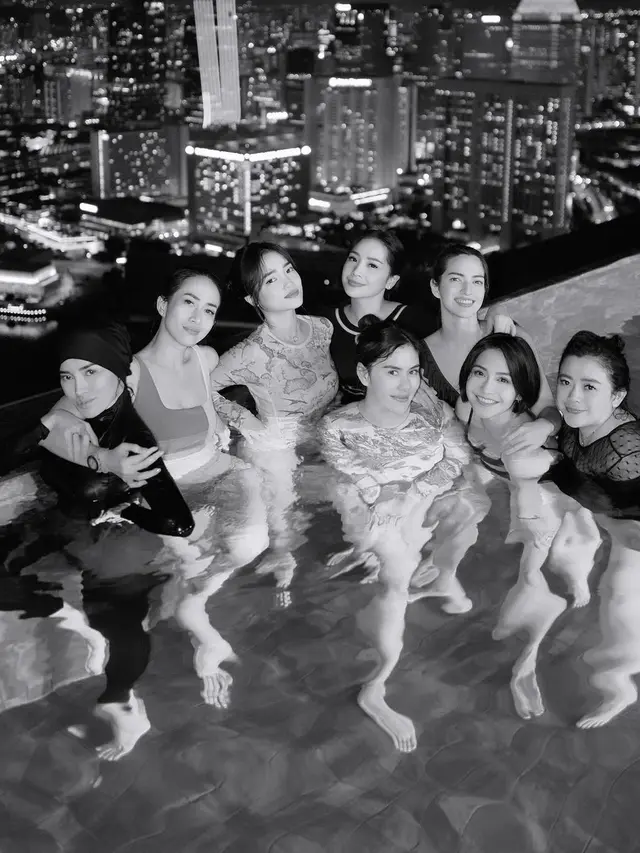 Nia Ramadhani dan teman artis (Instagram/ramadhaniabakrie)