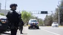 Petugas polisi melakukan pemeriksaan keamanan di Jalan Raya Morelia-Patzcuaro untuk mencegah pembakaran kendaraan dan blokade jalan di negara bagian Michoacan, Meksiko, pada 23 Februari 2026. (Enrique Castro/AFP)