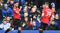 Gelandang Manchester United, Bruno Fernandes, melakukan selebrasi usai membobol gawang Everton pada laga Premier League di Stadion Goodison Park, Minggu (1/3/2020). Kedua tim bermain imbang 1-1. (AFP/Paul Ellis)