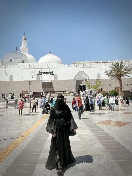"Masya Allah TabarakAllah..Masjid Quba adalah masjid pertama yang dibangun oleh Rasulullah saw. pada tahun 1 Hijriyah atau 622 Masehi..," tulis Aurel sebegai keterangan foto. [Instagram/aurelie.hermansyah]