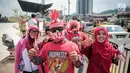 Suporter Garuda Muda berpose sebelum memasuki Stadion Selayang, Selangor untuk mendukung Timnas Indonesia U-22 pada laga melawan Timor Leste, Minggu (20/8). Indonesia melakoni laga ketiga dalam lanjutan grup B SEA Games 2017. (Liputan6.com/Faizal Fanani)