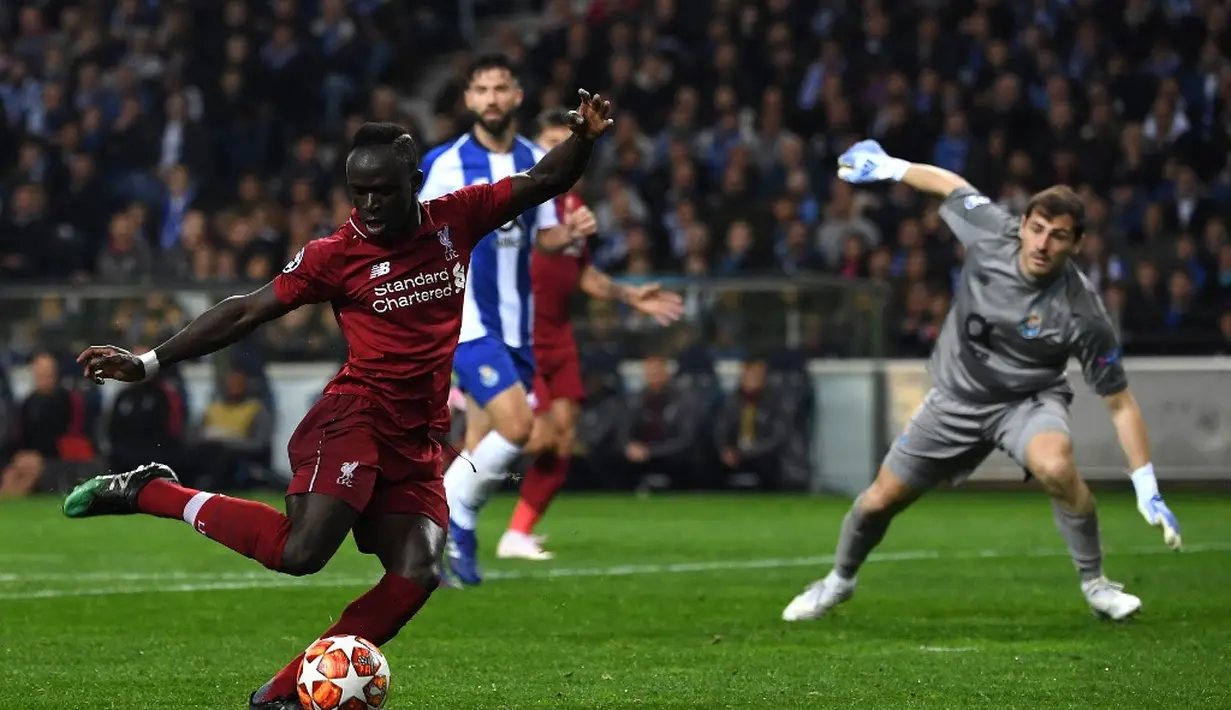 Sadio Mane melepaskan tembakan ke gawang Iker Cassilas yang menghasilkan gol pada leg kedua babak perempat final Liga Champions yang berlangsung di Stadion do Dragao, Porto, Kamis (17/4). Liverpool menang 4-1 atas Porto. (AFP/Paul Ellis)