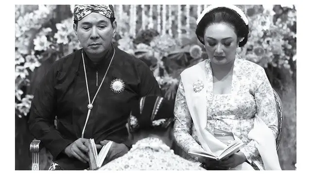 6 Potret Tommy Soeharto dan Tata Cahyani Dampingi Darma Mangkuluhur di Momen Sungkeman