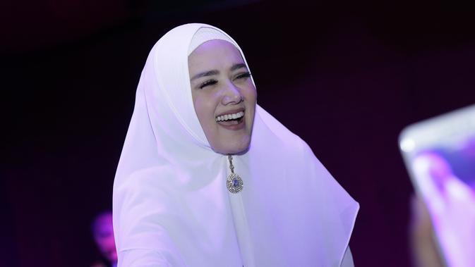 Gaya hijab Mulan Jameela berikutnya sungguh sangat simpel. Hanya dengan menggunakan satu warna saja yakni putih bisa membuat Mulan begitu terlihat sangat cantik. Apalagi Mulan difoto saat tersenyum, malah membuat Mulan begitu mempesona (KapanLagi.com/Agus Apriyanto)