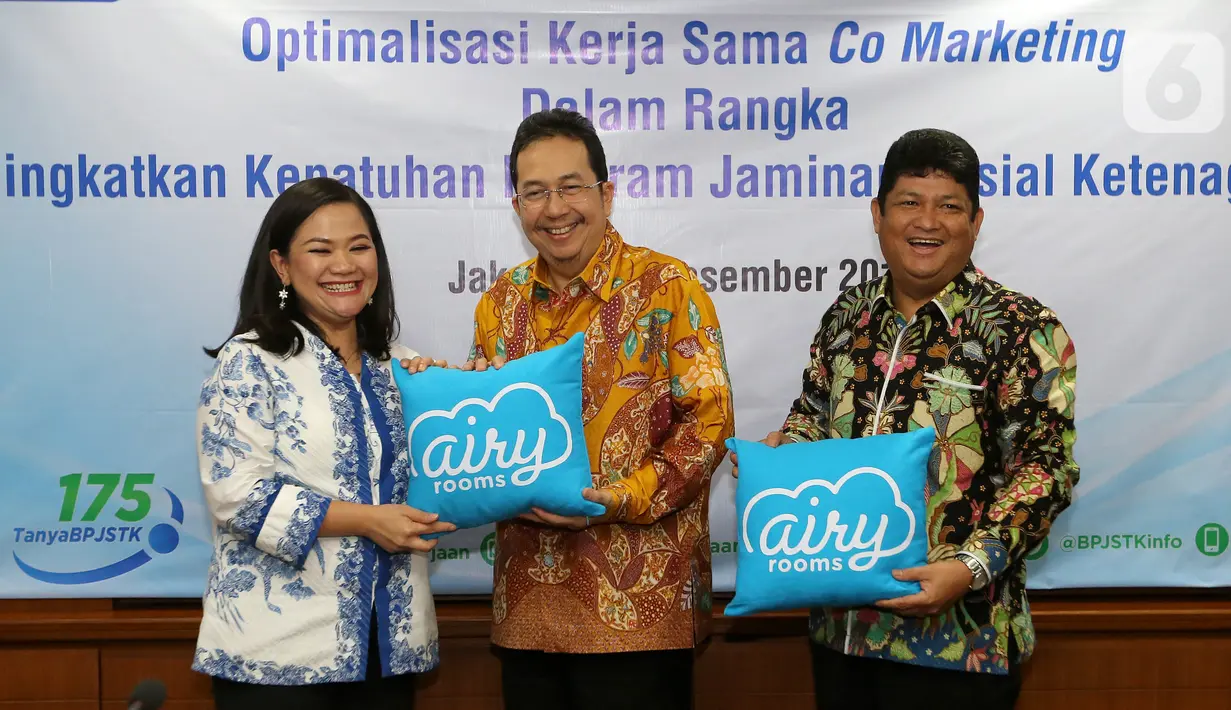 VP Marketing Airy, Ika Paramita (kiri), Direktur Kepesertaan BPJamsostek, E. Ilyas Lubis (tengah) bertukar cinderamata usai kerja sama di Jakarta, Rabu (11/12/2019). Airy Rooms memberikan manfaat tambahan (co-marketing) selain jaminan yang telah diberikan. (Liputan6.com/Fery Pradolo)