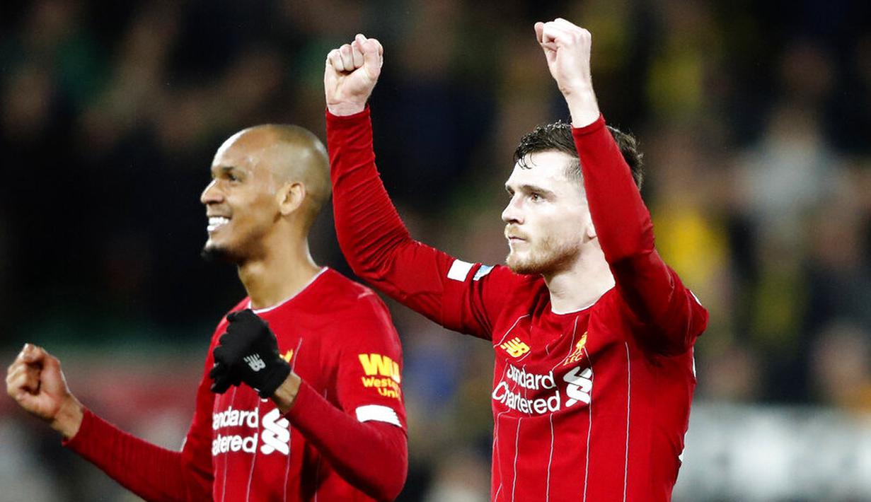 Para pemain Liverpool, Andrew Robertson dan Fabinho, merayakan kemenangan atas Norwich City pada laga Premier League di Stadion Carrow Road Minggu (16/2/2020). Liverpool menang 1-0 atas Norwich City. (AP/Frank Augstein)