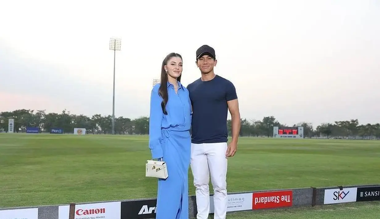 Penampilan Anisha Rosnah dengan formal look. Ia mengenakan blouse shirt dress yang sederhana berwarna biru, dipadukan dengan luxury handbag berwawrna putih yang serasi dengan sandal tingginya. [Foto: Instagram/anishaikkk]