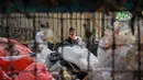Seorang pekerja memilah sampah plastik yang dikumpulkan di sebuah depo dari 660 bank sampah di seluruh Surabaya, Jawa Timur pada 17 Juni 2025. (JUNI KRISWANTO/AFP)