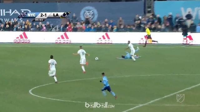 Berita video momen bek LA Galaxy, Ashley Cole, gagal mengontrol bola lalu melakukan pelanggaran yang berbuah kartu merah untuknya. This video presented by BallBall.