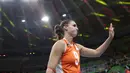 Atlet voli wanita Belanda, Myrthe Schoot menyapa para penggemar usai pertandingan melawan tim Tiongkok pada semifinal Olimpiade Rio 2016 di Rio de Janeiro, Brasil, (18/8). (REUTERS/Ricardo Moraes)