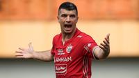 Reaksi pemain Persija Jakarta, Ondrej Kudela saat laga lanjutan BRI Liga 1 2022/2023 antara Persija Jakarta melawan PSIS Semarang di Stadion Wibawa Mukti, Cikarang, Kamis (16/03/2023). (Bola.com/Bagaskara Lazuardi)