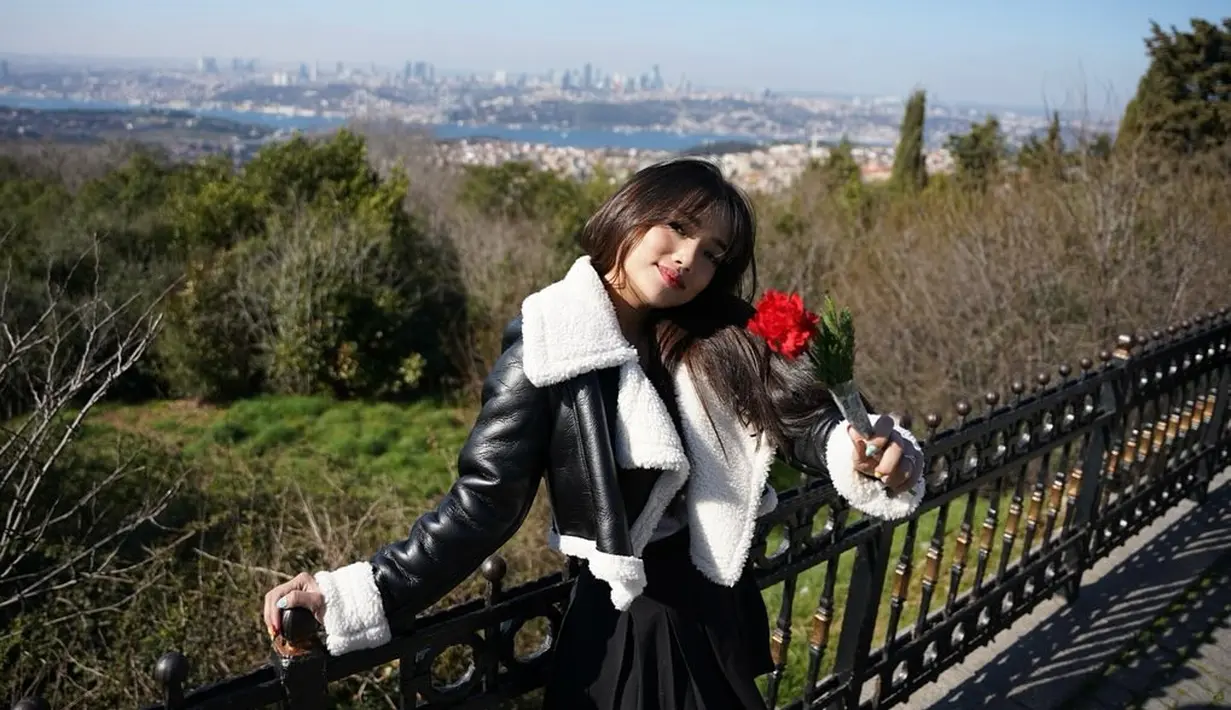 Fuji Utami tampil bergaya yang playful stylish dengan outfit bernuansa hitam putih [@fuji_an]