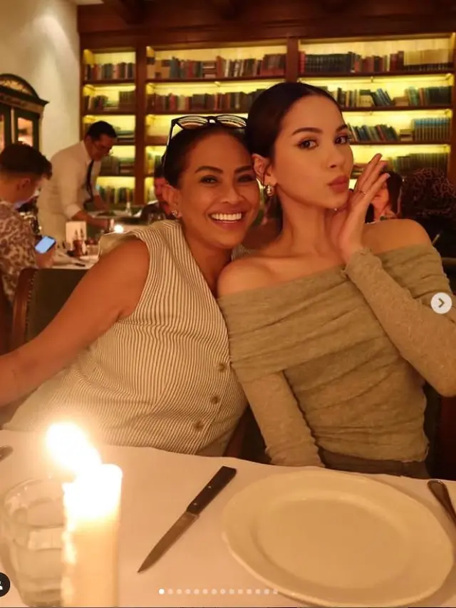 6 Potret Alyssa Daguise dan Risa Dewi Sang Ibunda, Bahagia Jalani Umrah Bareng