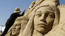 Seniman asal Ukraina Andrey Vazhinsky membuat  patung dari pasir selama mengikuti festival Sand Sculpture bertema " Sand Fantasy " di Kazakhstan , 15 April 2016. Festival ini diikuti beberapa seniman hebat dari berbagai dunia. (REUTERS / Shamil Zhumatov)