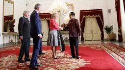 Presiden Jokowi (kanan) berjabat tangan dengan Putri Astrid dari Kerajaan Belgia di Istana Merdeka, Jakarta, Selasa (15/3). Setelah penyambutan, Jokowi langsung melakukan pertemuan tertutup dengan Putri Belgia. (Liputan6.com/Faizal Fanani)