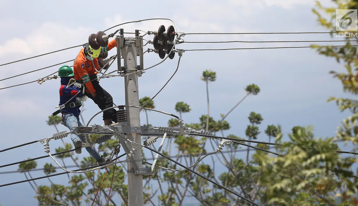 Petugas PLN memperbaiki jaringan listrik di Palu, Sulawesi Tengah, Sabtu (6/10). PT Perusahaan Listrik Negara mengerahkan lebih dari 300 orang tim gabungan yang berasal dari berbagai daerah. Liputan6.com/Fery Pradolo)
