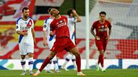 Gelandang Liverpool, Fabinho berselebrasi usai mencetak gol ke gawang Crystal Palace pada pertandingan lanjutan Liga Inggris di di Stadion Anfield di Liverpool, Inggris (24/6/2020). Liverpool menang telak 4-0 atas Crystal Palace. (Phil Noble/Pool via AP)