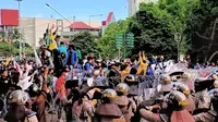 Ribuan mahasiswa se-Sumsel menggelar unjuk rasa di simpang empat gedung DPRD Sumsel (Liputan6.com / Nefri Inge)
