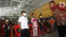 Anak-anak bermain kuis di sela-sela acara Inner City Management (ICM) Peduli di Yayasan Putra Nusa Jakarta, Jakarta (2/03/2022). Memperingati HUT ke-16, ICM membagikan bahan makanan pokok, mainan dan uang santunan kepada anak-anak panti asuhan. (Liputan6.com/HO/ICM)