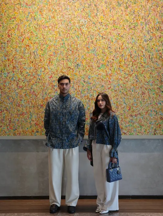 Salshabilla lengkapi busananya dengan menjinjing tas Small Lady Dior berwarna biru seharga Rp110jutaan [@salshabillaadr]