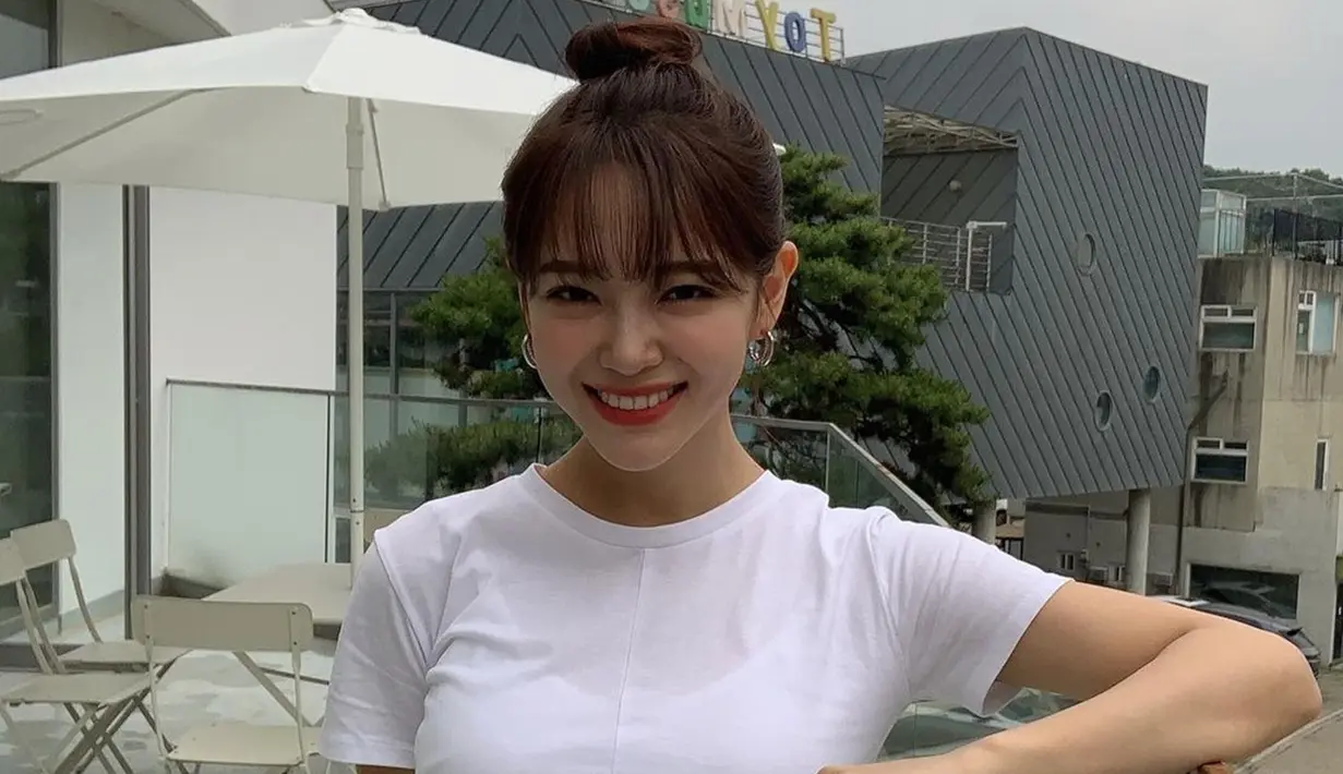 Melalui akun Instagram pribadinya, Kim Sejeong cukup aktif mengunggah berbagai kegiatan. Bahkan, mantan member Gugudan ini juga kerap mengunggah gaya OOTD di media sosial. (Liputan6.com/IG/@clean_0828)